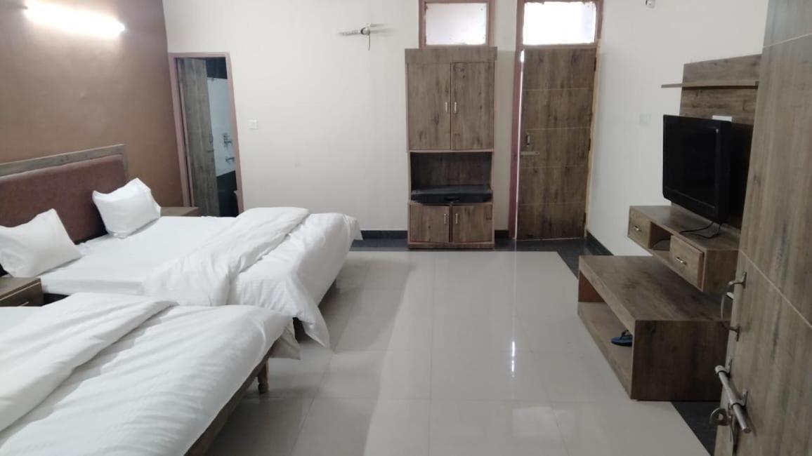 Hotel Diamond Leaf Chandigarh Phòng bức ảnh